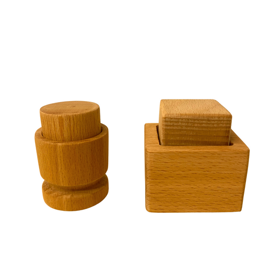 Matériel Montessori de motricité fine : cylindre dans une tasse et cube dans une boîte