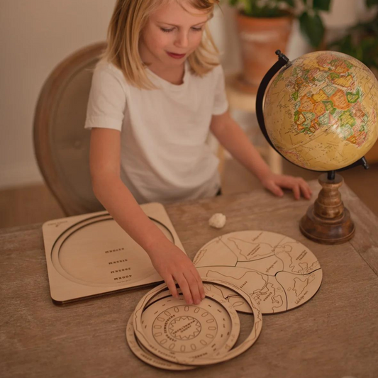 Mehrschichtiges Montessori-Puzzle „Planet Erde“.