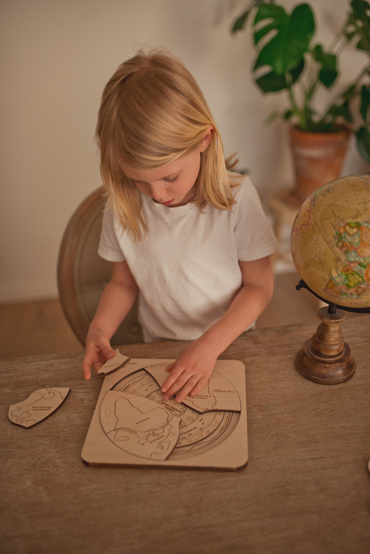 Mehrschichtiges Montessori-Puzzle „Planet Erde“.
