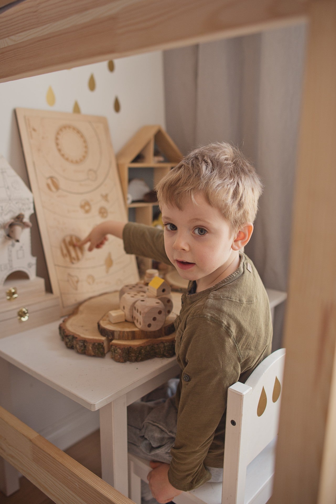 Montessori-Holzpuzzle „Alles unter der Sonne“.