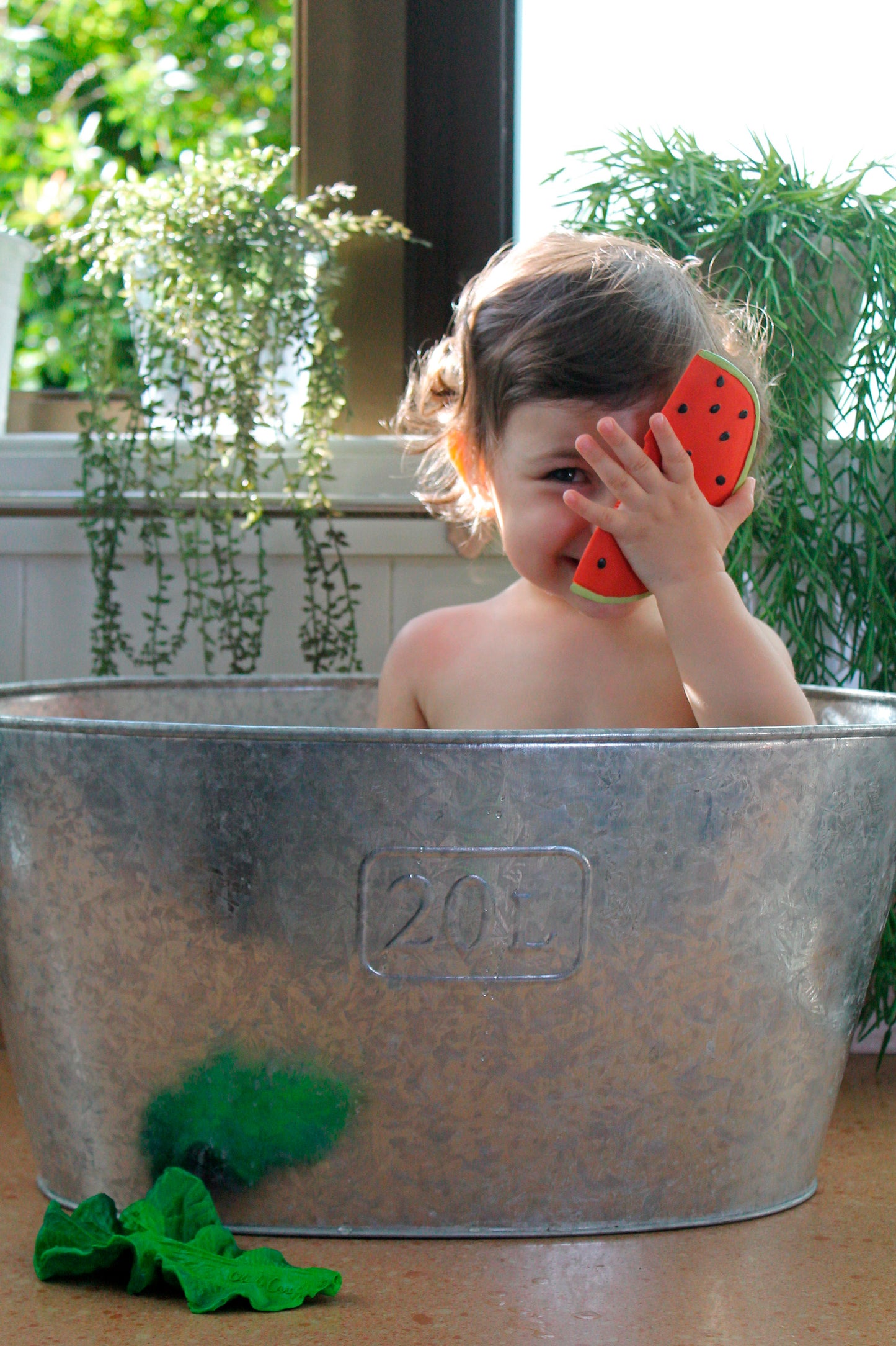 Wally die Wassermelone, Beißring und Badespielzeug aus 100 % Naturkautschuk