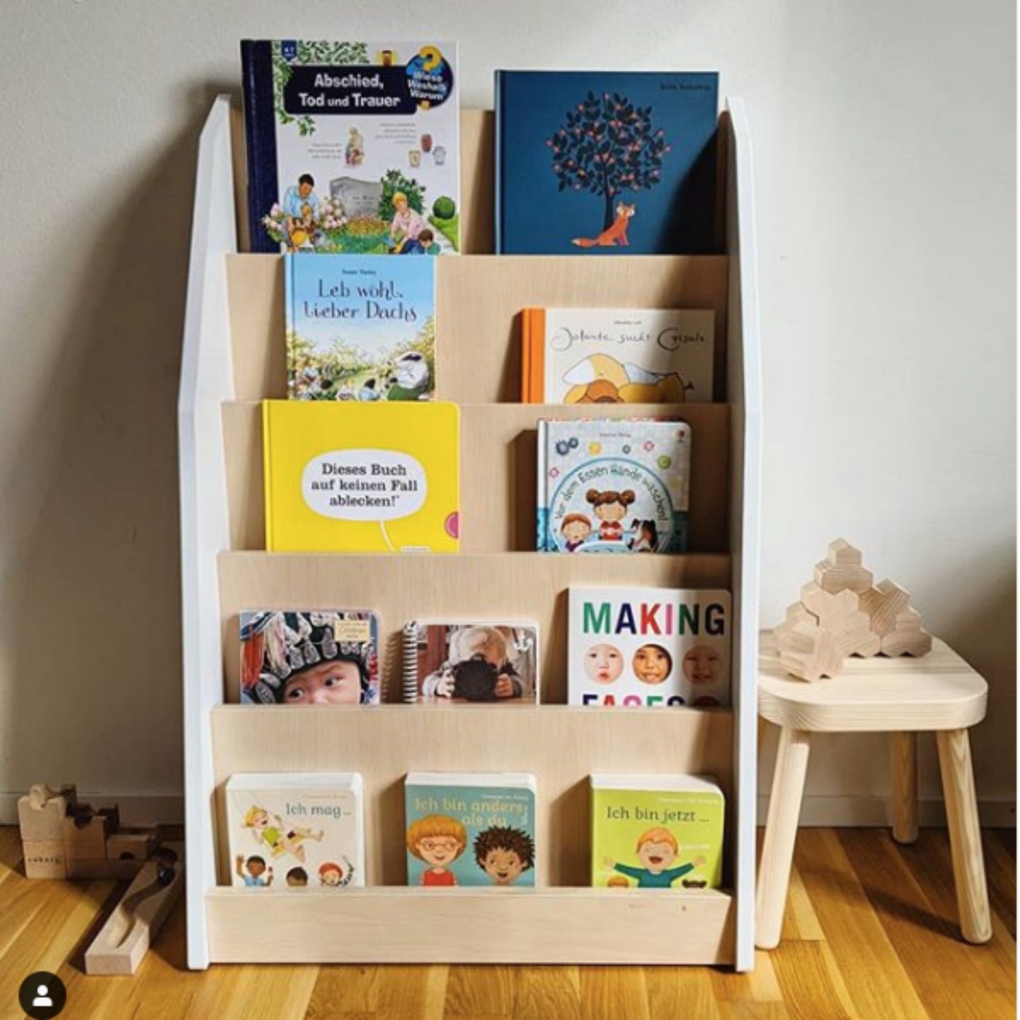 Montessori-Bücherregale nach vorne